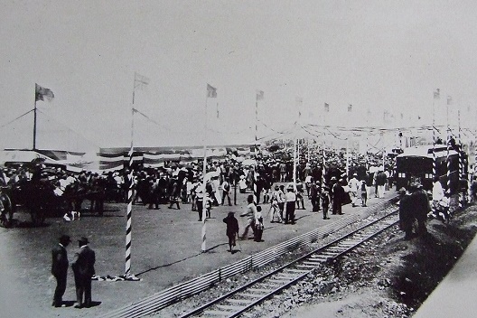 ed_1897_railways_first_train_crowd.JPG