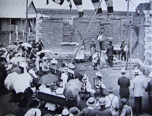 ed_1902_laying_bulawayo_stone_nb.jpg