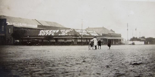 ed_1915_queens_hotel_in_the_rain.jpg