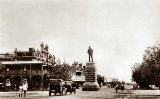 ed_1943_main_st_rhodes_statue.jpg