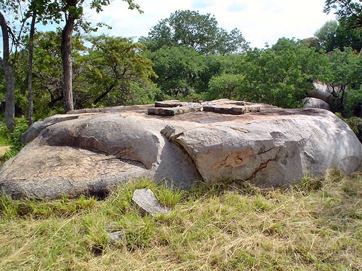 nb_khami_ruins_cross_rock