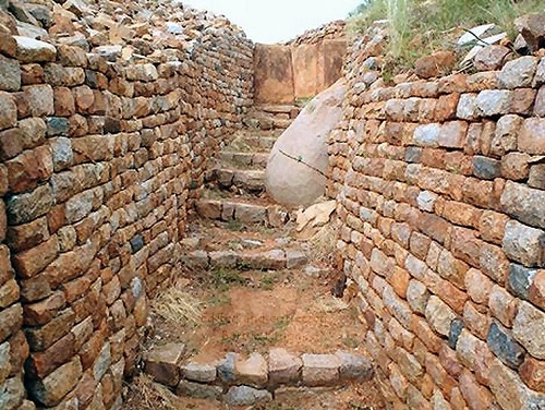 ob_khami_ruins_passage_boulder.JPG