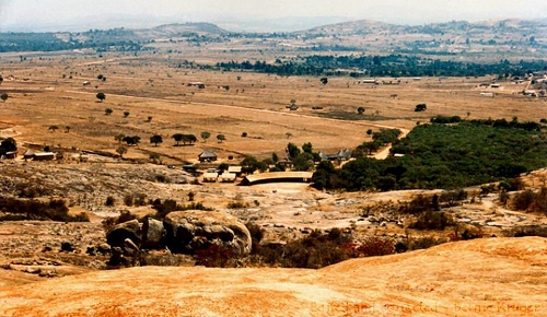 ob_khami_ruins_view_below_distant.JPG