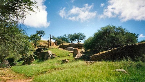 ob_khami_ruins_view_from_below.JPG