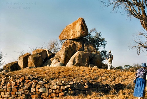 ob_khami_ruins_wall_balancing_rock.JPG