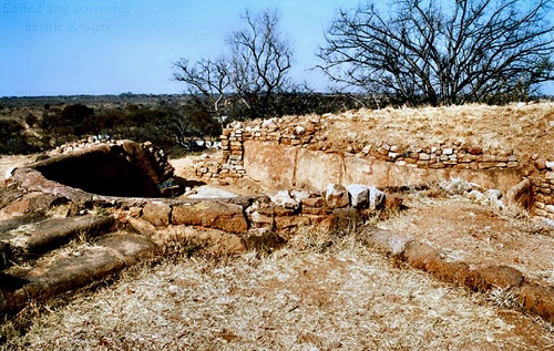 ob_khami_ruins_wall_circle.JPG