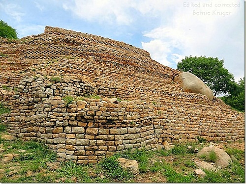 ob_khami_ruins_wall_layered_tall.JPG