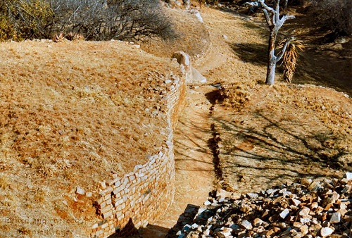 ob_khami_ruins_wall_path.JPG