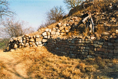 ob_khami_ruins_wall_side.JPG