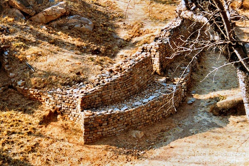 ob_khami_ruins_walls_below.JPG