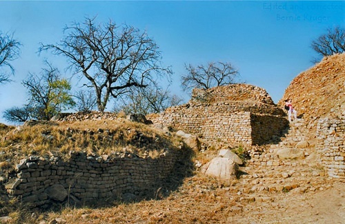 ob_khami_ruins_walls_trees.JPG