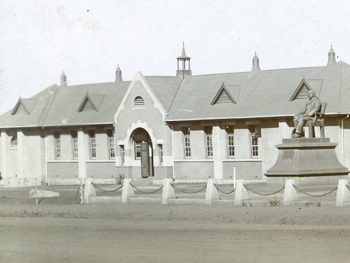 oc_sal_ed_pc_sapsco_0700K_photos_sals_boys_school_statue