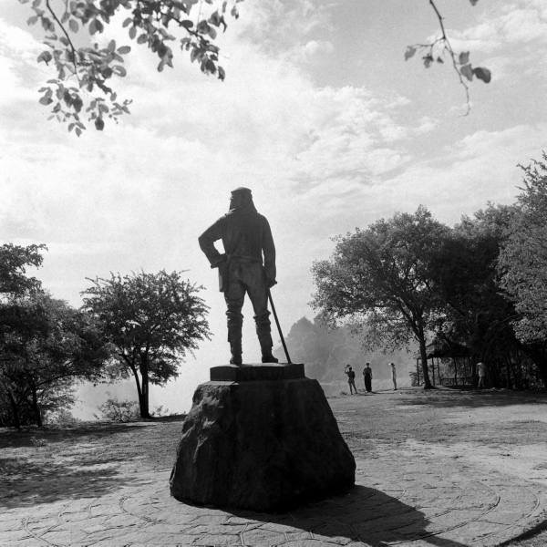 ob_vic_falls_statue_sillhouette_bw