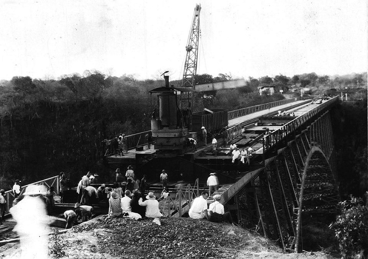 oc_vf_vicfalls_build_crane_gantry