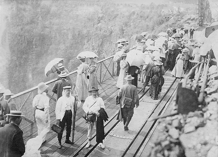 oc_vf_vicfalls_build_pedestrians_rain