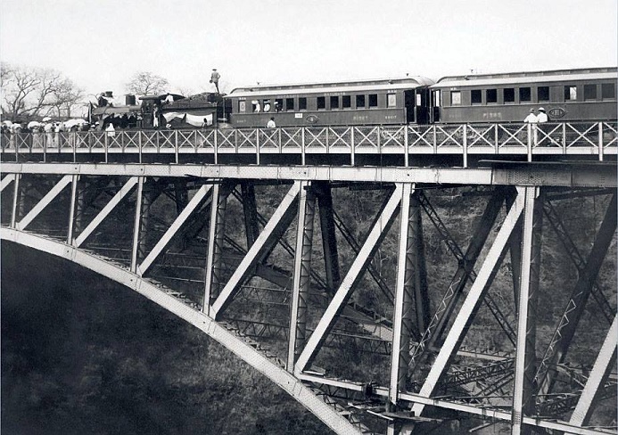 oc_vf_vicfalls_build_train_carriages