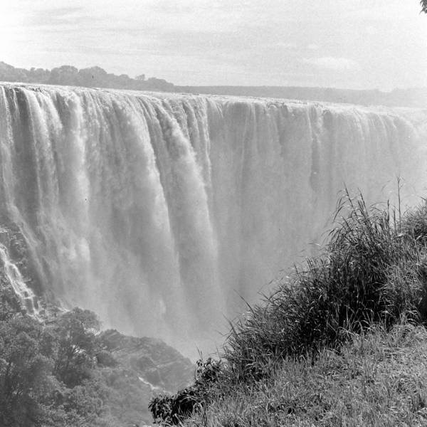 ob_vic_falls_front_edge_bw