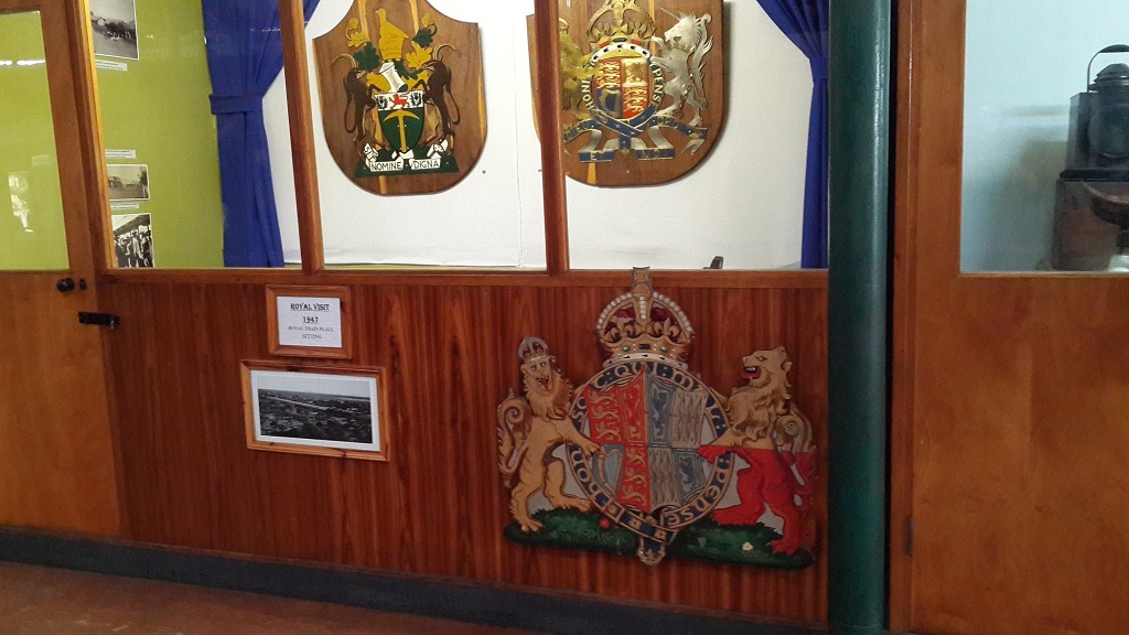 ed_1947_royal_at_rm_mus_nrz_logos