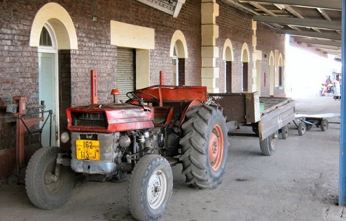 at_stat_bdg_platform_tractor.jpg