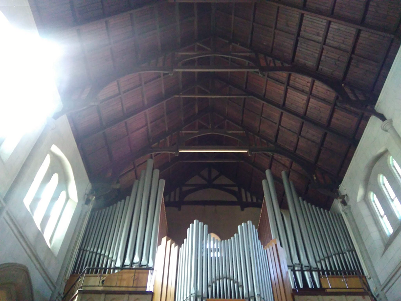 ch_stmary_coner_organ_pipes_roof