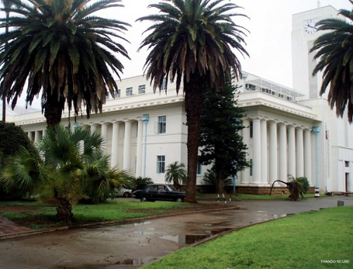 ch_bdg_city_hall_side_view_rain.bmp