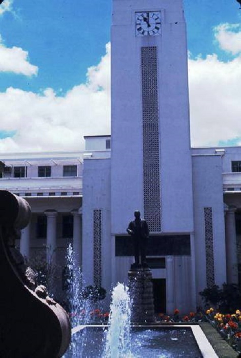 ch_foun_fountian_cityhall_statue_selous.jpg