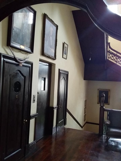 cl_soc_byo_club_doors