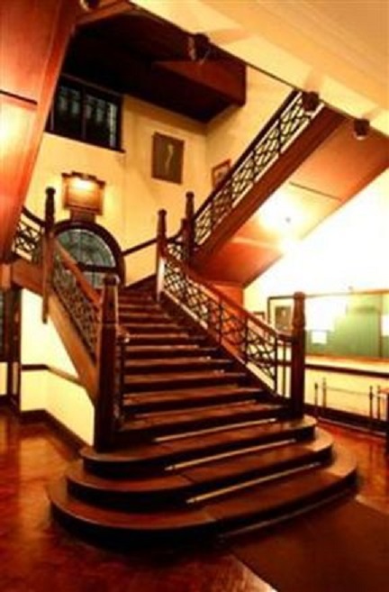 cl_soc_byo_club_staircase.jpg