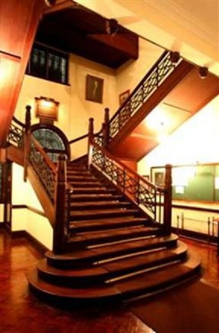 cl_soc_byo_club_staircase