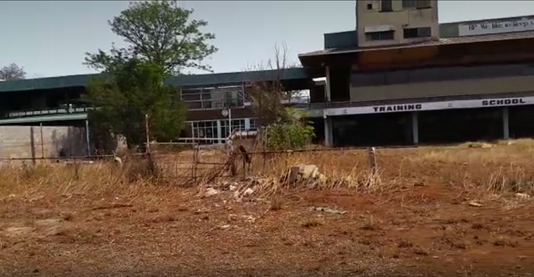 cl_asc_stands_holding_pen