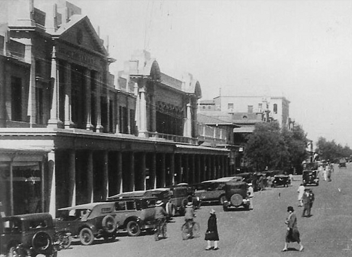 ed_pc_paynes_main_street_gifford_house_cars_closeup