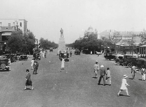 ed_pc_paynes_main_street_gifford_house_pedestrians_closeup