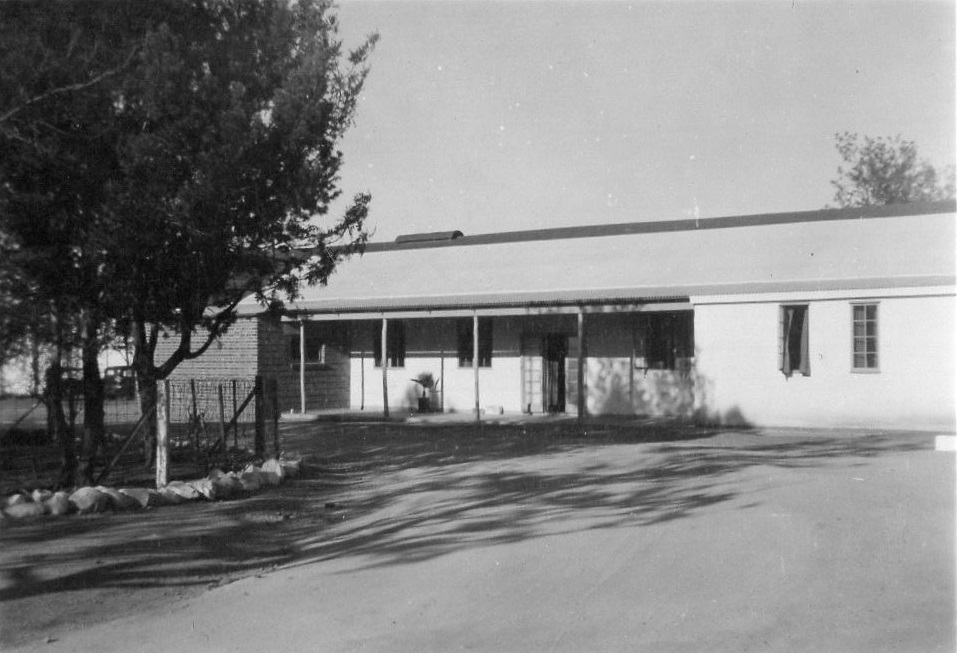 at_air_itw_hillside_1940s_quiet_room