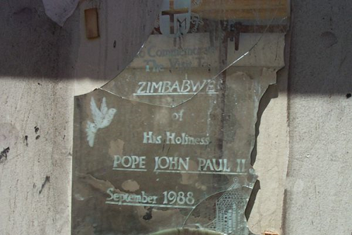 at_hosp_materdei_commemorative_mirror_pope_john_paul_II_1988.png