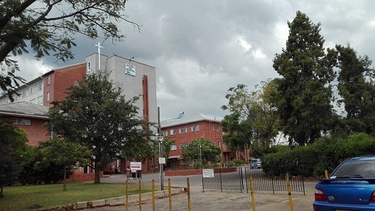 at_hosp_materdei_entrance_bollards.JPG