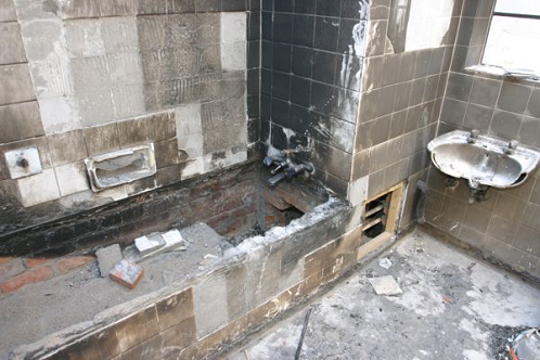 at_hosp_materdei_fire_2005_bathroom.png