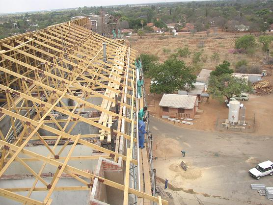 at_hosp_materdei_fire_2005_rebuild_roof_workers.png