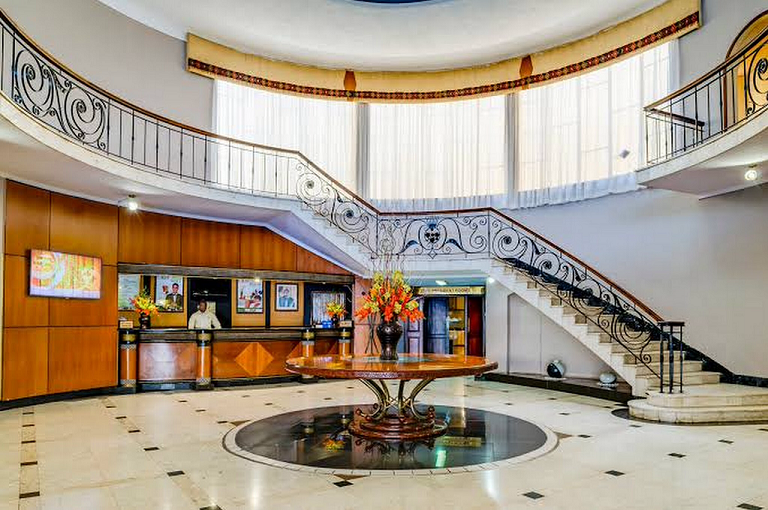 at_hot_vic_byosun_reception_stairs