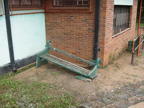 cp_gard_centp_broken_bench.jpg