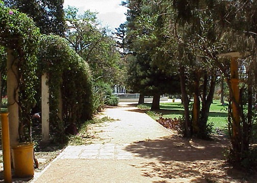 cp_gard_centp_fountain_pathway_view.jpg