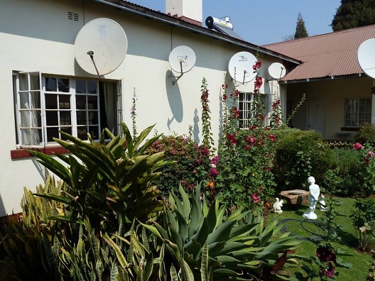 at_oah_qm_ret_queen_mary_house_satellite_dishes.JPG