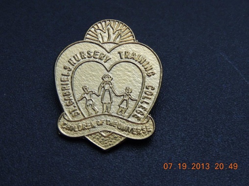 sch_jun_stgab_badge_gold_5189.JPG