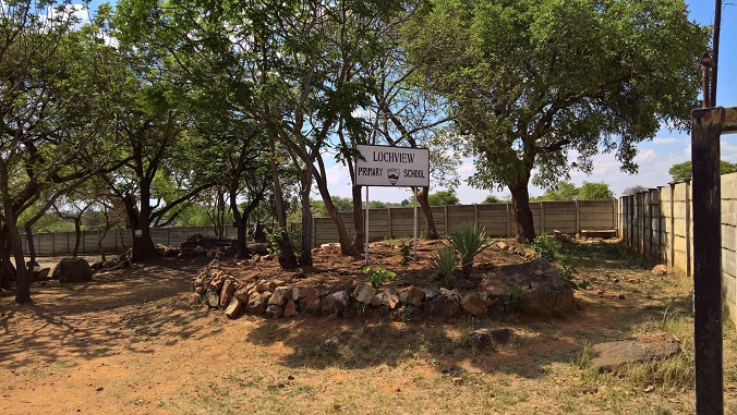 sch_jun_lochview_sign_rockery