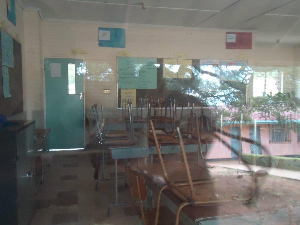 sch_jun_tenn_class_window_chairs