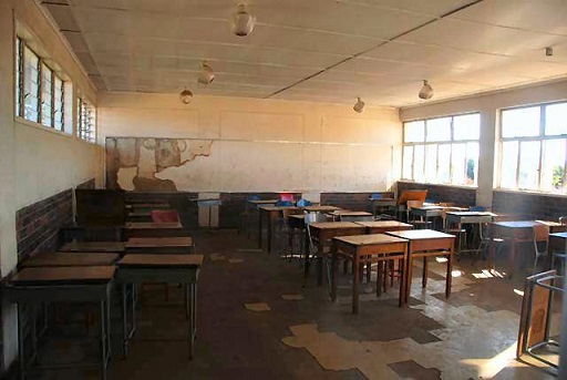 sch_sen_giff_classroom_desks.jpg