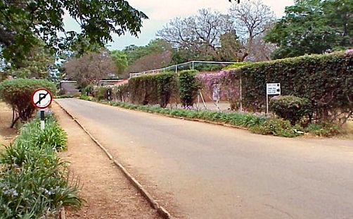 sch_sen_giff_entrance_driveway.jpg