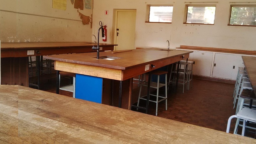 sch_sen_giff_classroom_science_bench