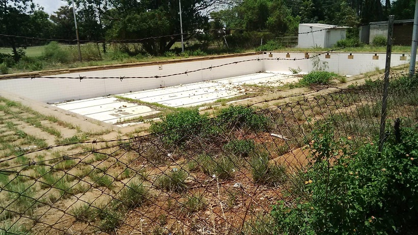 sch_sen_giff_swimmig_pool_grass_tiles