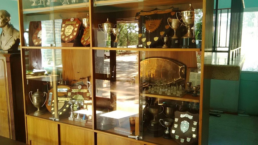 sch_sen_giff_trophy_cabinet_shield