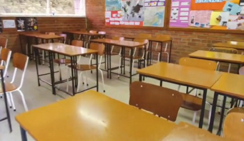 sch_sen_girl_desks.PNG